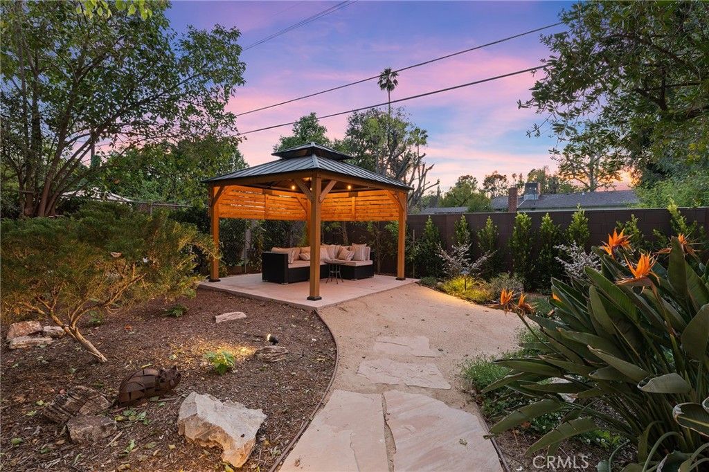 Image 45 of property listing at 5319 Penfield Avenue, Woodland Hills, CA 91364