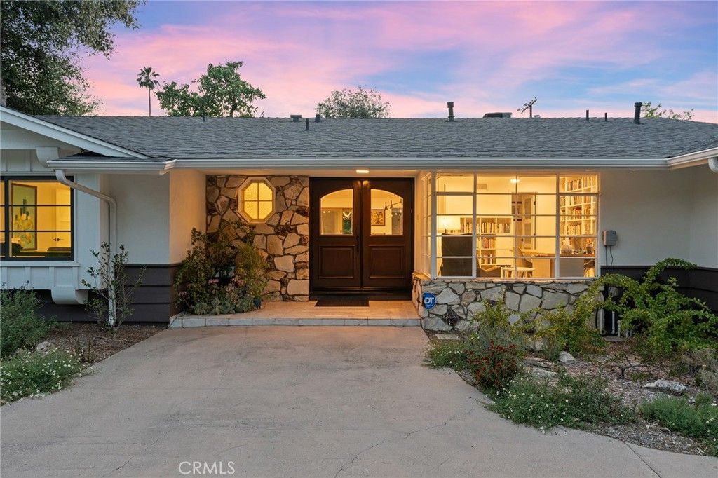 Image 5 of property listing at 5319 Penfield Avenue, Woodland Hills, CA 91364