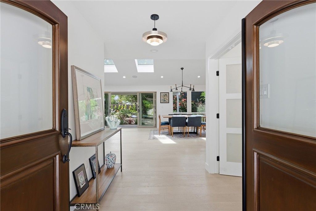 Image 6 of property listing at 5319 Penfield Avenue, Woodland Hills, CA 91364