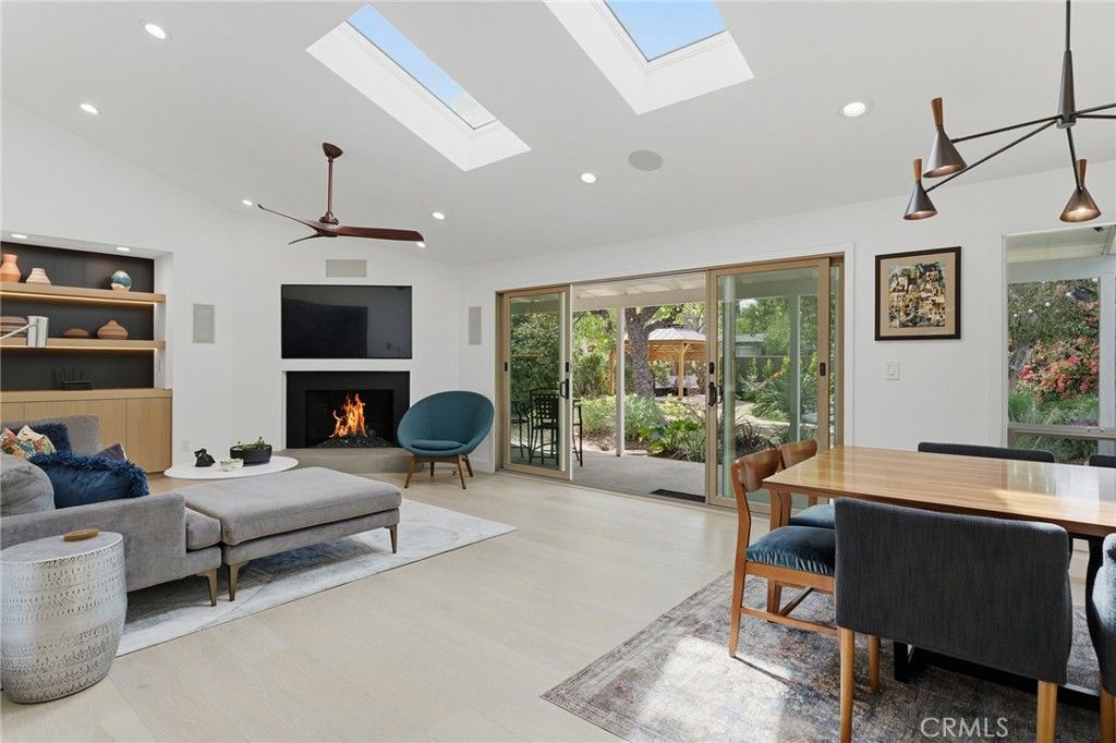 Image 7 of property listing at 5319 Penfield Avenue, Woodland Hills, CA 91364