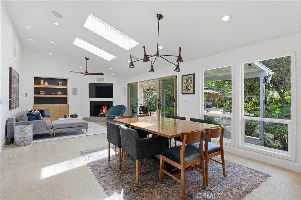 Image 9 of property listing at 5319 Penfield Avenue, Woodland Hills, CA 91364