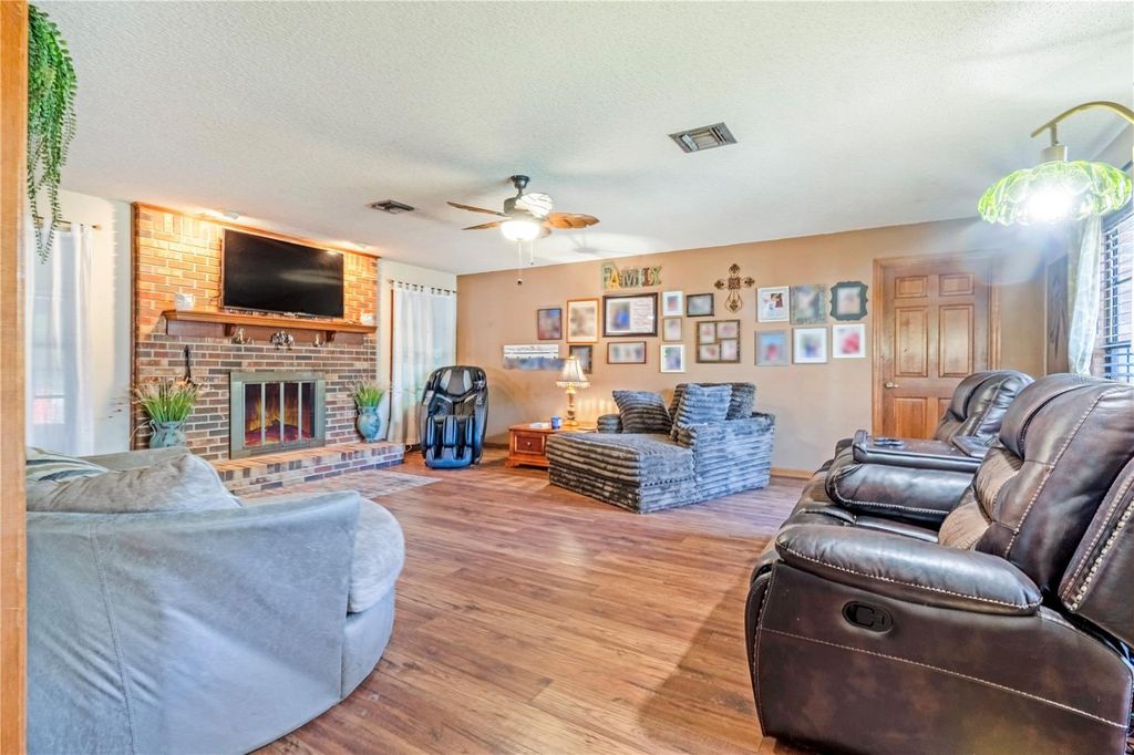 Image 4 of property listing at 2417 S OAK PARK DRIVE, Deland, FL 32724