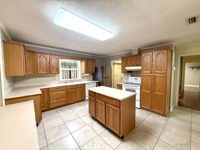 2001 Saddlewood Trl, Dothan, AL 36301