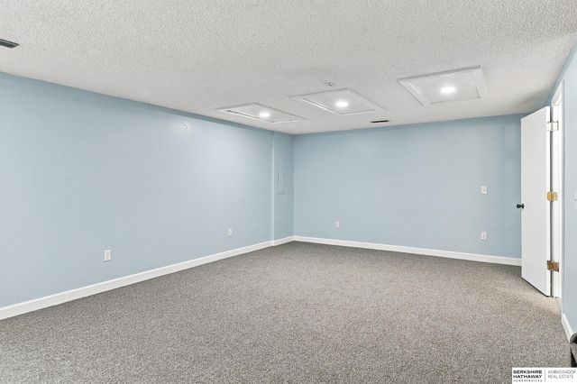 867 S 156th Avenue, Omaha, NE 68118