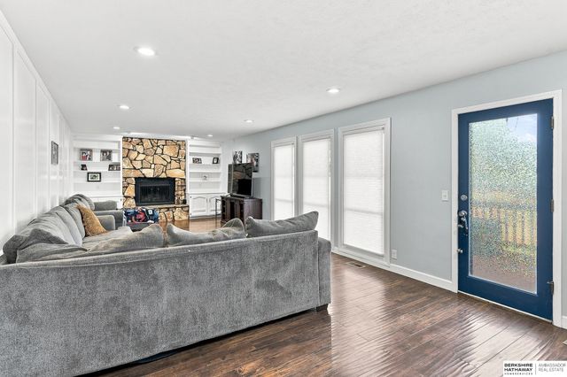 867 S 156th Avenue, Omaha, NE 68118