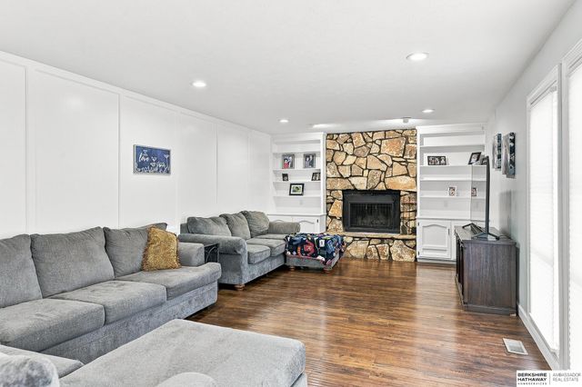 867 S 156th Avenue, Omaha, NE 68118