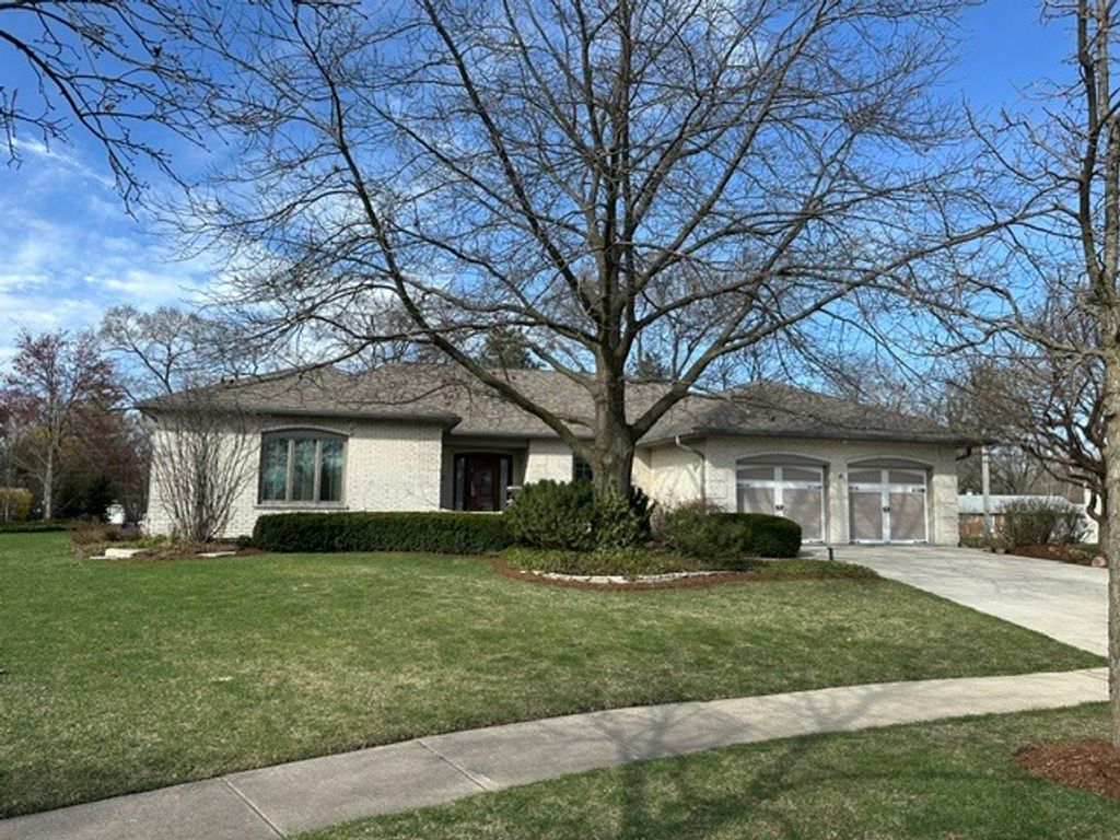 Image 1 of property listing at 447 Stratford Lane, Willowbrook, IL 60527