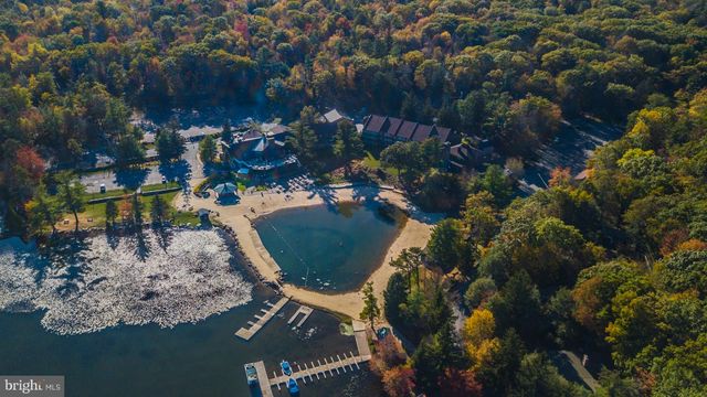 340 MOSEYWOOD RD, Lake Harmony, PA 18624