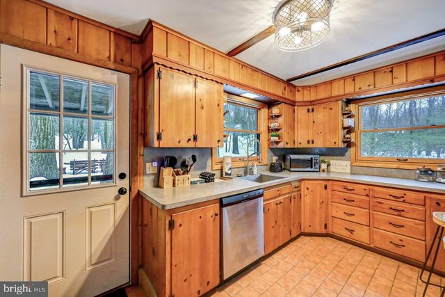 340 MOSEYWOOD RD, Lake Harmony, PA 18624