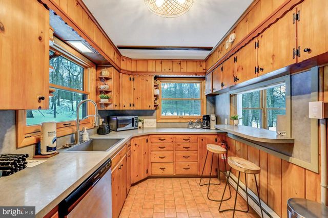 340 MOSEYWOOD RD, Lake Harmony, PA 18624