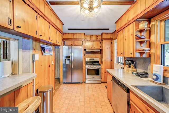 340 MOSEYWOOD RD, Lake Harmony, PA 18624