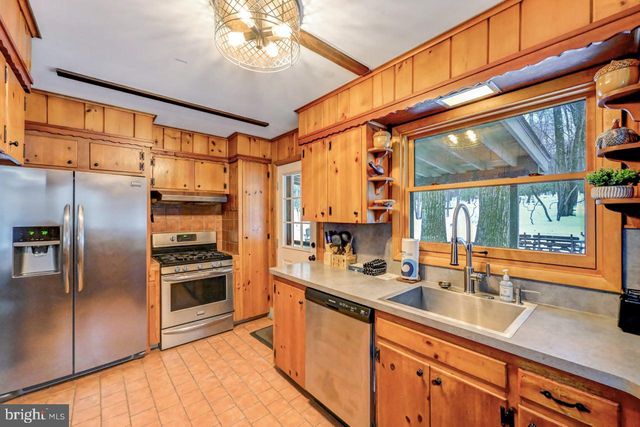 340 MOSEYWOOD RD, Lake Harmony, PA 18624