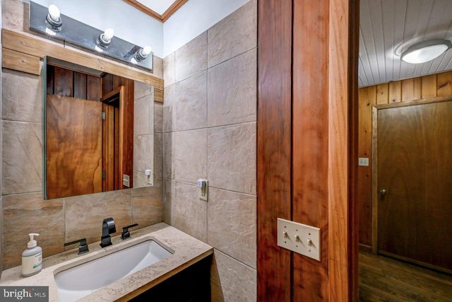 340 MOSEYWOOD RD, Lake Harmony, PA 18624