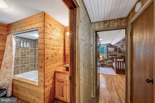 340 MOSEYWOOD RD, Lake Harmony, PA 18624