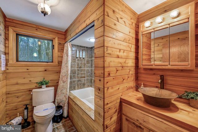 340 MOSEYWOOD RD, Lake Harmony, PA 18624