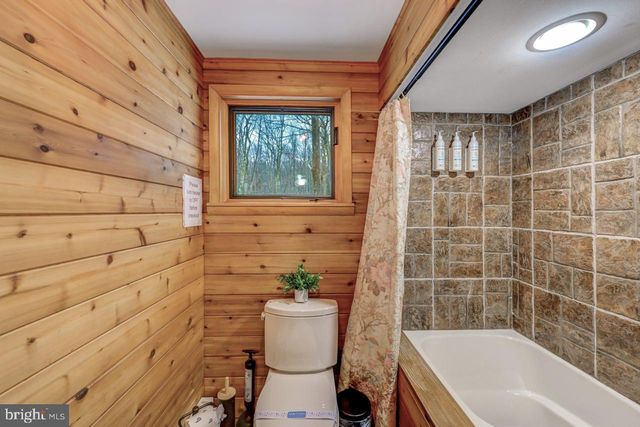 340 MOSEYWOOD RD, Lake Harmony, PA 18624