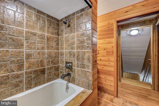 340 MOSEYWOOD RD, Lake Harmony, PA 18624