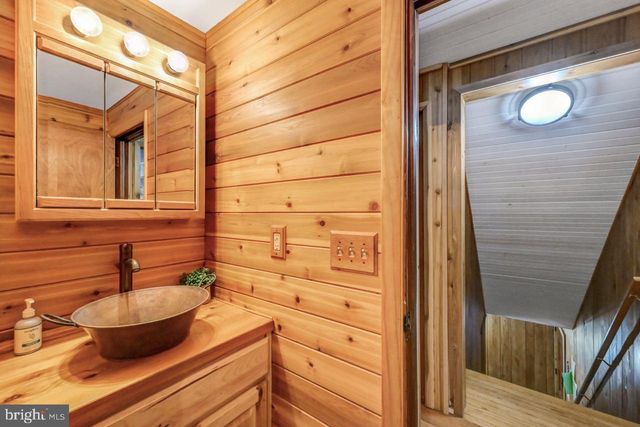 340 MOSEYWOOD RD, Lake Harmony, PA 18624