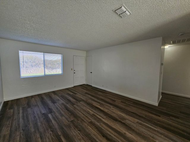 5570 Mountain View Drive, Redding, CA 96003