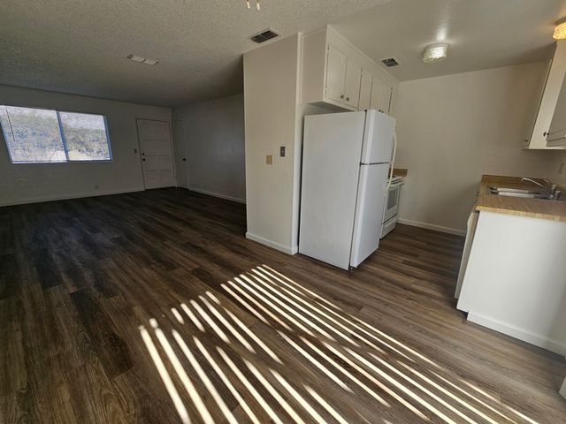 5570 Mountain View Drive, Redding, CA 96003