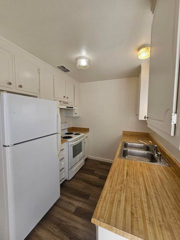 5570 Mountain View Drive, Redding, CA 96003