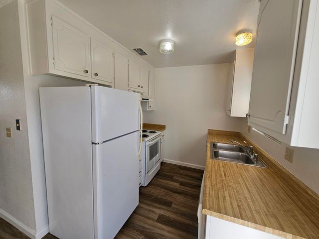 5570 Mountain View Drive, Redding, CA 96003