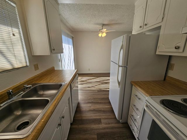 5570 Mountain View Drive, Redding, CA 96003