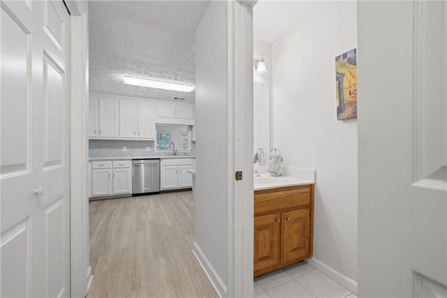 7505 Saint Charles Square, Roswell, GA 30075