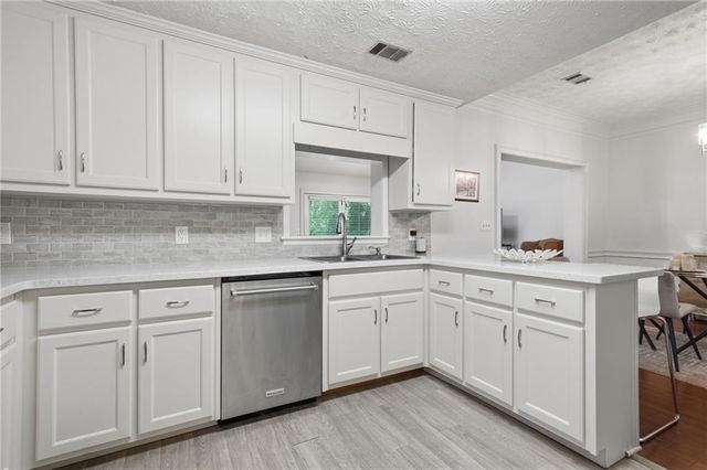 7505 Saint Charles Square, Roswell, GA 30075