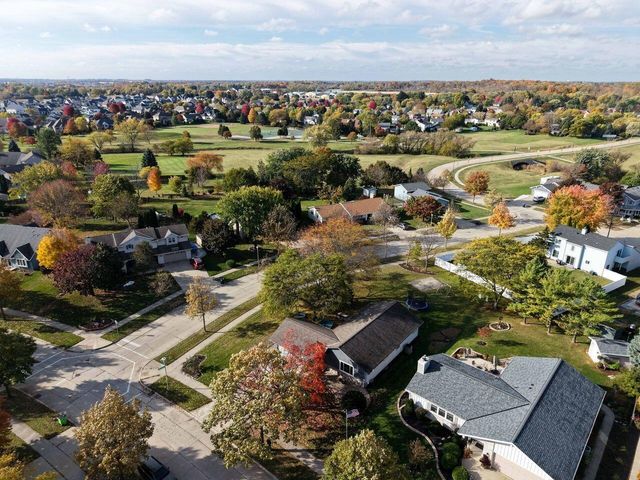 8149 S White Oak DRIVE, Oak Creek, WI 53154