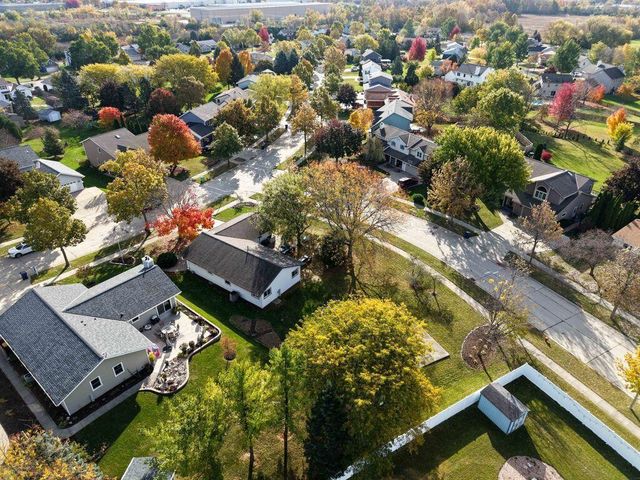 8149 S White Oak DRIVE, Oak Creek, WI 53154