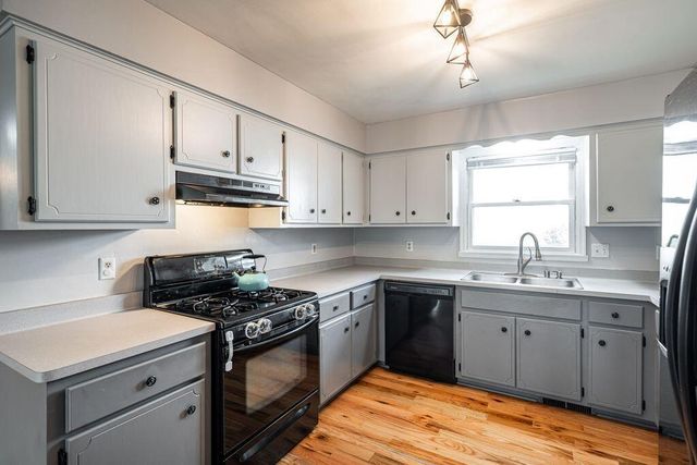 8149 S White Oak DRIVE, Oak Creek, WI 53154