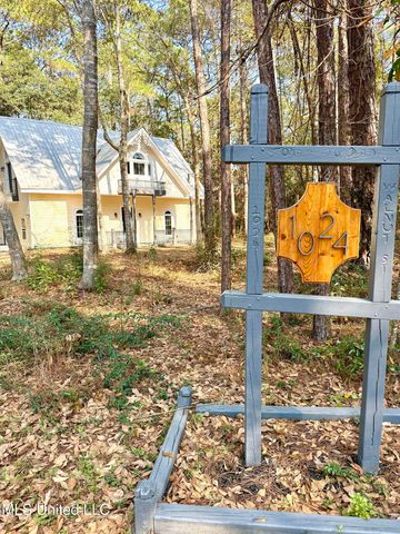 1024 Walnut Street, Ocean Springs, MS 39564
