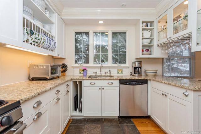 9 Holland Place, Hartsdale, NY 10530