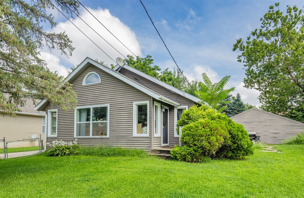 2709 E 37th Court, Des Moines, IA 50317