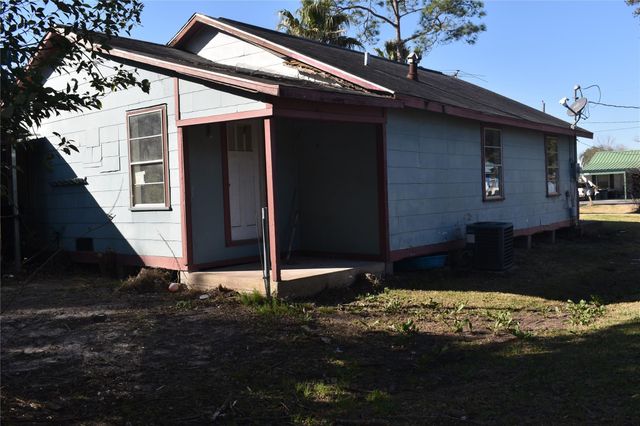 224 East Pine Avenue, Winnie, TX 77665