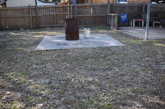 224 East Pine Avenue, Winnie, TX 77665