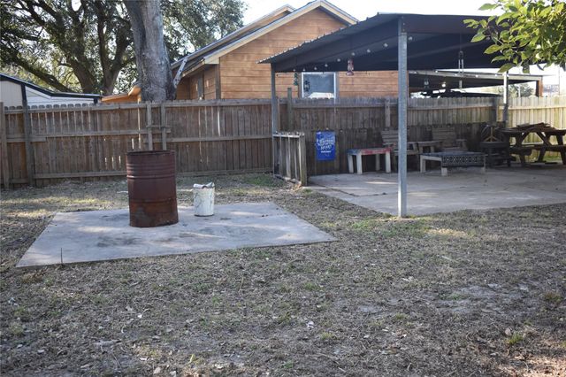 224 East Pine Avenue, Winnie, TX 77665