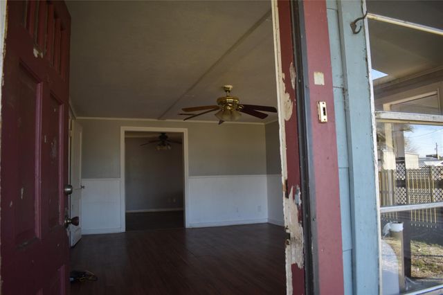 224 East Pine Avenue, Winnie, TX 77665