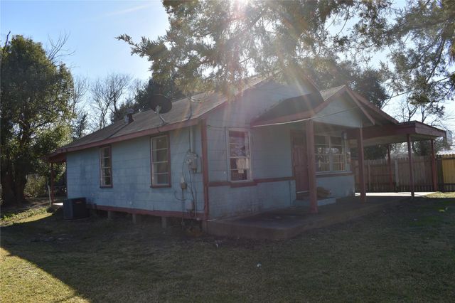 224 East Pine Avenue, Winnie, TX 77665