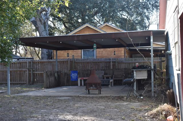 224 East Pine Avenue, Winnie, TX 77665