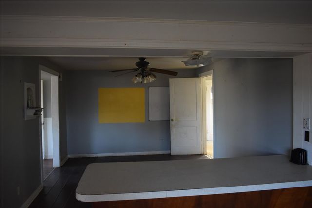 224 East Pine Avenue, Winnie, TX 77665