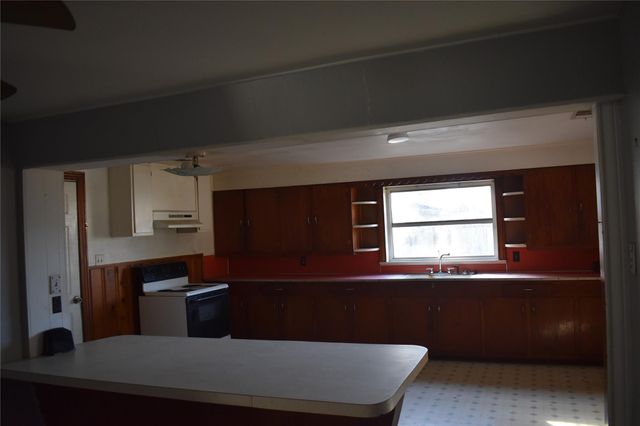 224 East Pine Avenue, Winnie, TX 77665