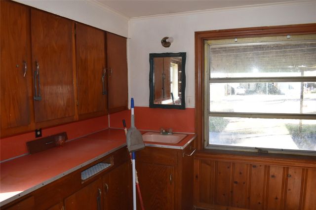 224 East Pine Avenue, Winnie, TX 77665