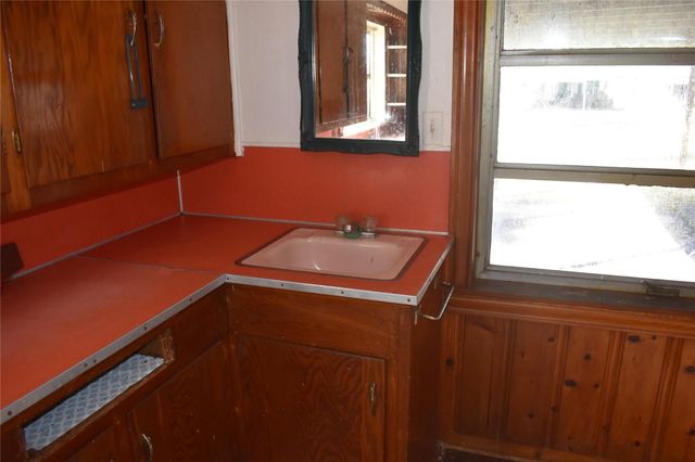 224 East Pine Avenue, Winnie, TX 77665