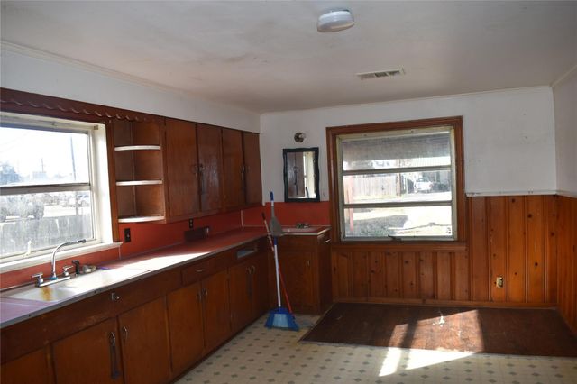 224 East Pine Avenue, Winnie, TX 77665