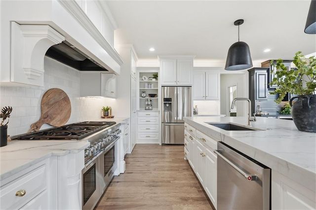 12207 W 164th Terrace, Overland Park, KS 66221