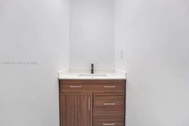 4053 SW 8th St, Plantation, FL 33317