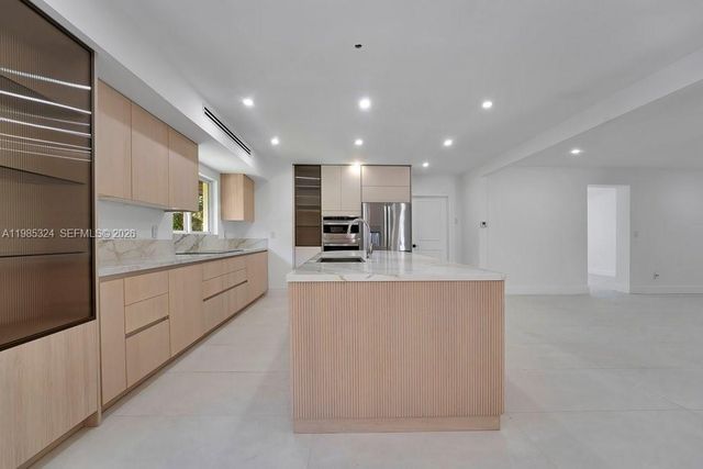 4053 SW 8th St, Plantation, FL 33317