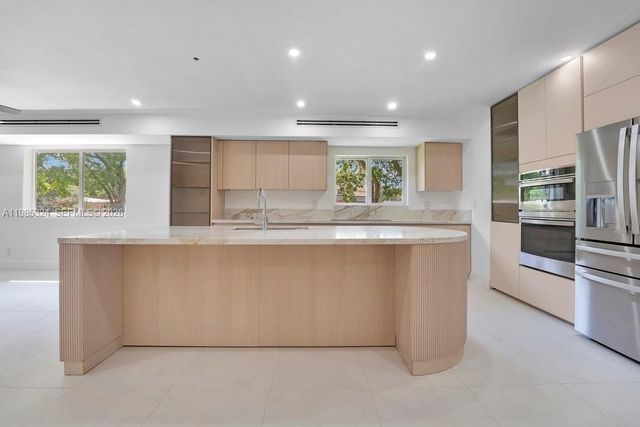 4053 SW 8th St, Plantation, FL 33317